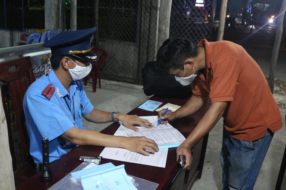 Xử phạt 6 xe khách cố tình chở người từ TPHCM đi các tỉnh - 5 Xử phạt 6 xe khách cố tình chở người từ TPHCM đi các tỉnh - 5