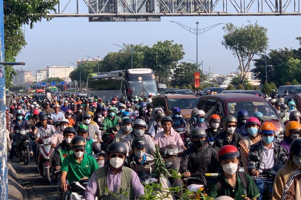 Cửa ngõ sân bay Tân Sơn Nhất ùn tắc 2km sau tai nạn liên hoàn - 2 Cửa ngõ sân bay Tân Sơn Nhất ùn tắc 2km sau tai nạn liên hoàn - 2