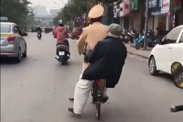 Thượng úy CSGT Hà Nội đạp xe chở cụ già lạc đường về nhà