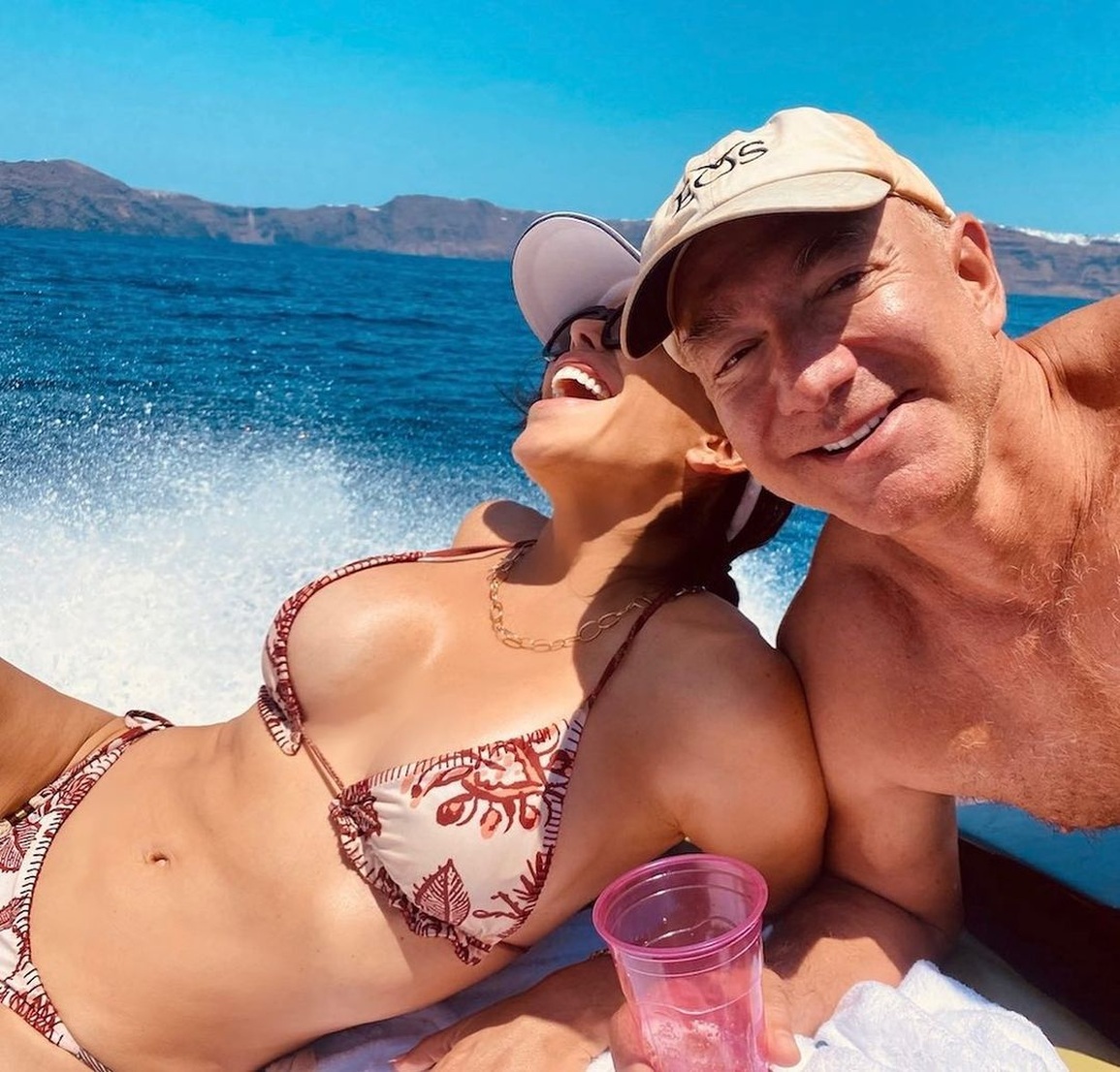 Tỷ phú Jeff Bezos và bạn gái quấn quýt không rời sau 2 năm hò hẹn - 1 Tỷ phú Jeff Bezos và bạn gái quấn quýt không rời sau 2 năm hò hẹn - 1