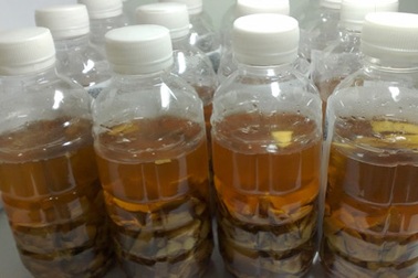 Tróc da và dị ứng vì rượu trị mụn