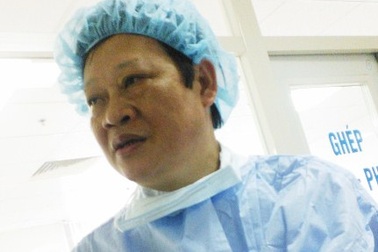 Thứ trưởng Bộ Y tế thăm bệnh nhân cấy tim nhân tạo đầu tiên