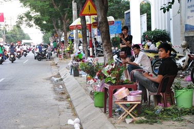 Đà Nẵng:  Cuối ngày lễ, hàng hoa vẫn vắng khách