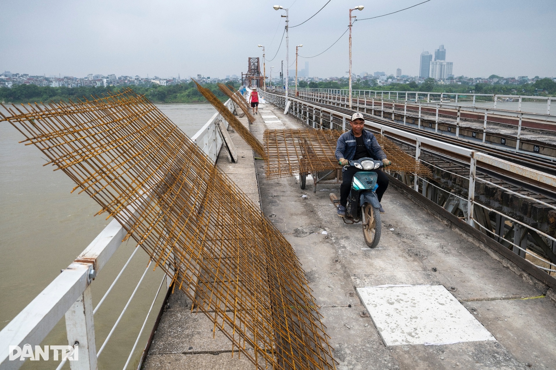 Bất ngờ với diện mạo mới cầu Long Biên sau hơn 1 tháng sửa chữa - 9 Bất ngờ với diện mạo mới cầu Long Biên sau hơn 1 tháng sửa chữa - 9