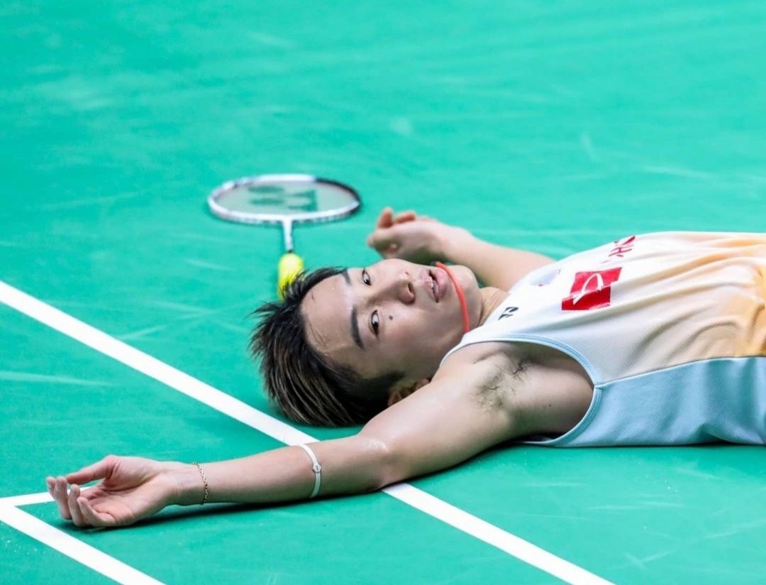 Momota kiệt sức nằm sân, Axelsen xin đầu hàng ở giải cầu lông tại Pháp - 1 Momota kiệt sức nằm sân, Axelsen xin đầu hàng ở giải cầu lông tại Pháp - 1