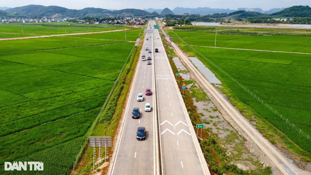 ĐBQH: Cứ làm 1km cao tốc thì 2-3km đường dân sinh hư hỏng - 1 ĐBQH: Cứ làm 1km cao tốc thì 2-3km đường dân sinh hư hỏng - 1