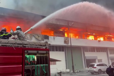 Cận cảnh vụ cháy Nhà máy Bia Hà Nội