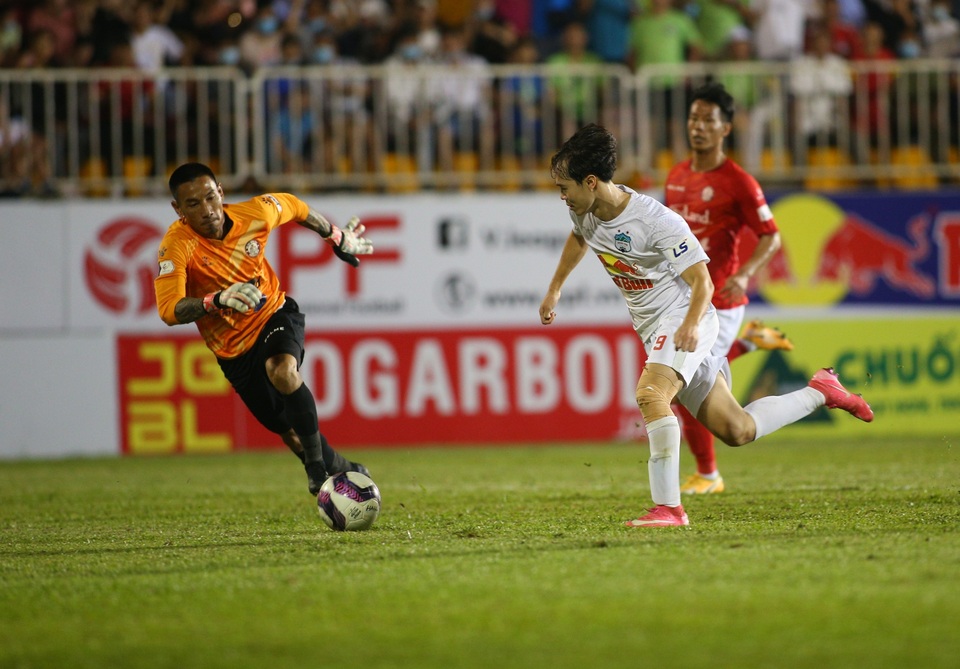 HA Gia Lai 3-0 TPHCM: Lee Nguyễn mờ nhạt, Công Phượng tiếp tục rực rỡ - 6 HA Gia Lai 3-0 TPHCM: Lee Nguyễn mờ nhạt, Công Phượng tiếp tục rực rỡ - 6