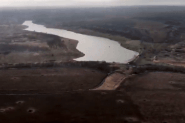 Bom lượn Nga phá nổ tung đập nước Ukraine bám trụ, tạo sóng xung kích