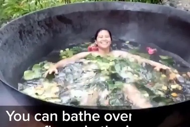 Khó tin: Tắm trong vạc dầu sôi sùng sục
