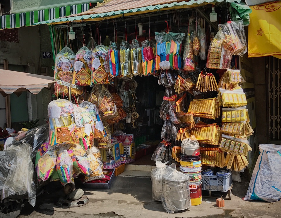 Tiểu thương than trời vì ế vàng mã, heo, vịt trong ngày Rằm tháng 7 - 1 Tiểu thương than trời vì ế vàng mã, heo, vịt trong ngày Rằm tháng 7 - 1