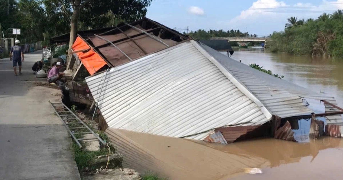 Hai ngôi nhà bị đổ sụp lúc rạng sáng khiến 3 người bị rơi xuống sông