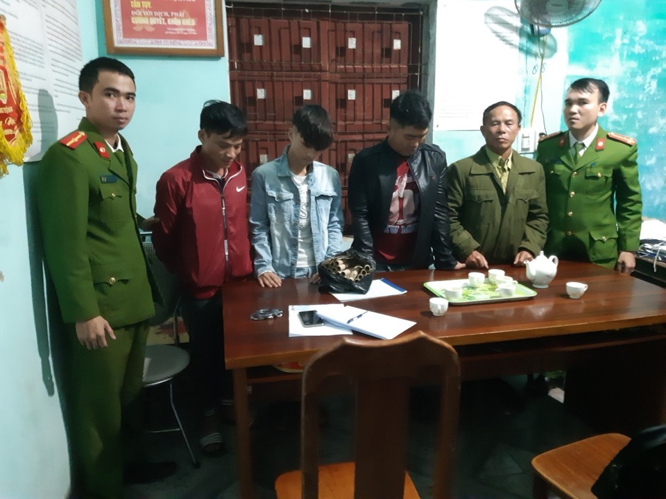 Hàng chục trường hợp bị bắt quả tang đốt pháo đêm giao thừa - 1 Hàng chục trường hợp bị bắt quả tang đốt pháo đêm giao thừa - 1