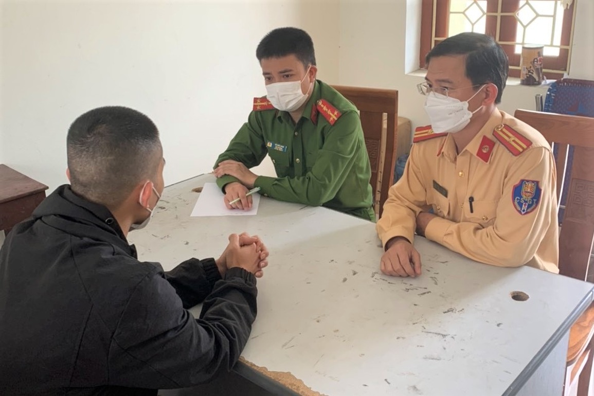 Màn kịch tắc đường giúp CSGT vây bắt thành công tên tội phạm có súng - 3 Màn kịch tắc đường giúp CSGT vây bắt thành công tên tội phạm có súng - 3