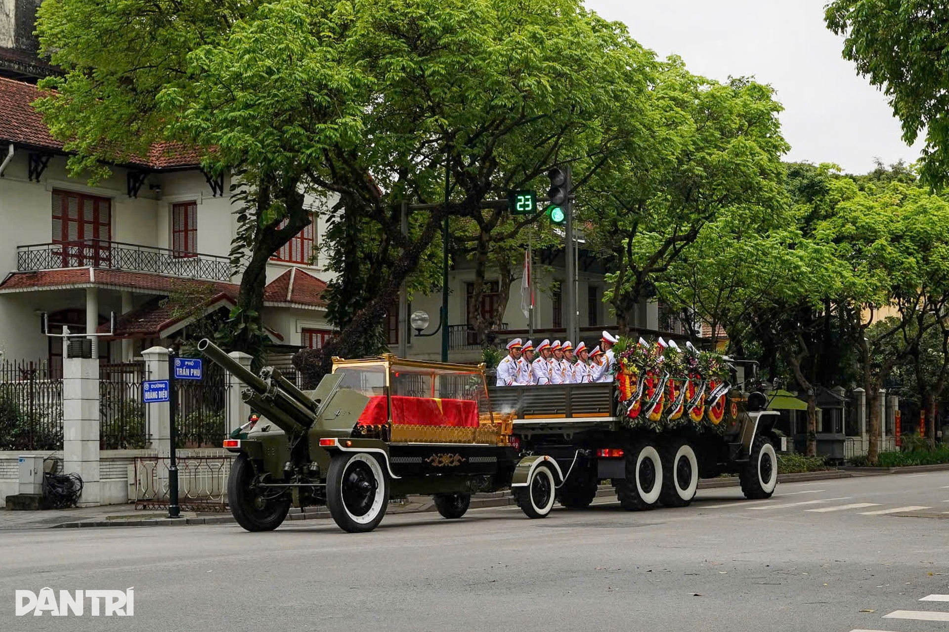 Đoàn xe chở linh cữu nguyên Chủ tịch Trần Đức Lương trên đường phố Hà Nội - 18 Đoàn xe chở linh cữu nguyên Chủ tịch Trần Đức Lương trên đường phố Hà Nội - 18
