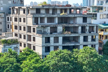 Cận cảnh khu nhà ở cho cán bộ bị bỏ hoang trên đất "vàng" Hà Nội