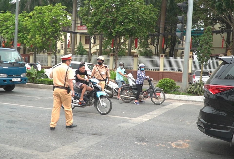 Hà Nội: Quái xế lao thẳng xe vào CSGT rồi nẹt ga bỏ chạy - 6 Hà Nội: Quái xế lao thẳng xe vào CSGT rồi nẹt ga bỏ chạy - 6