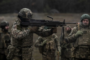 Pháo đài Donbass nguy cơ thất thủ, Ukraine "thay tướng giữa dòng"