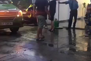 Bỗng dưng bị người lạ đến nhà đòi "bắt" 3 con nhỏ