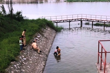 Chiến sĩ CSGT kịp thời cứu bé gái bị đuối nước