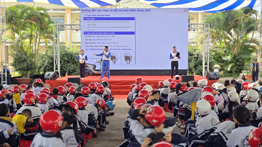 Honda Việt Nam trao hơn 1.000 mũ bảo hiểm cho học sinh lớp một khu vực Tây Nguyên - 3 Honda Việt Nam trao hơn 1.000 mũ bảo hiểm cho học sinh lớp một khu vực Tây Nguyên - 3