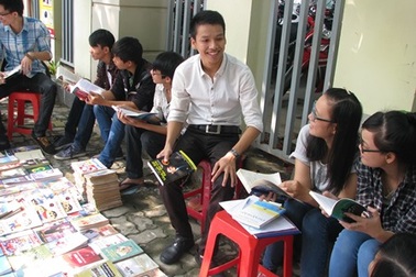 Mang “thư viện” sách ra phố đãi mọi người 