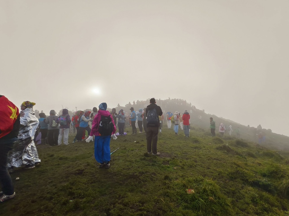 Đổ dồn leo núi ở Mù Cang Chải: Ùn tắc lối đi, lán nghỉ quá tải - 3 Đổ dồn leo núi ở Mù Cang Chải: Ùn tắc lối đi, lán nghỉ quá tải - 3