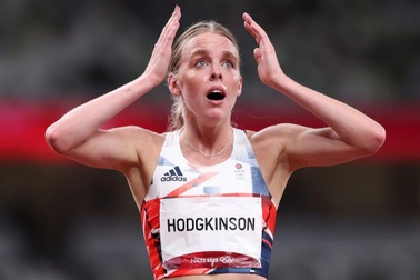 Sốc vì nhận huy chương Olympic, nữ VĐV có biểu cảm ngơ ngác đáng yêu