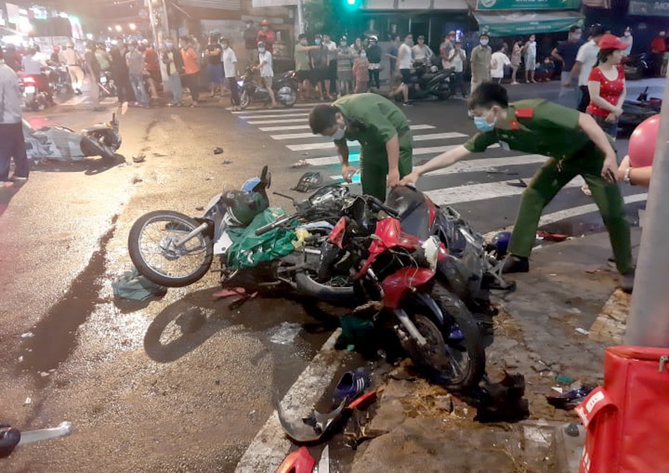 TPHCM: Cô gái trẻ lái ô tô tông 7 xe máy, nhiều người bị thương - 2 TPHCM: Cô gái trẻ lái ô tô tông 7 xe máy, nhiều người bị thương - 2