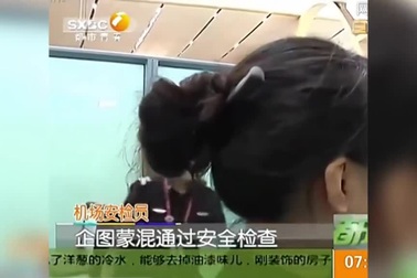 Du khách Trung Quốc dắt dao vào tóc mang lên máy bay để gọt hoa quả