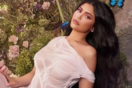 Kylie Jenner nổi bật khi đi xem show thời trang