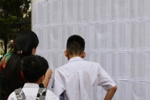 Hà Nội: Phụ huynh hụt hẫng, lo lắng nếu tạm dừng tuyển hệ song bằng