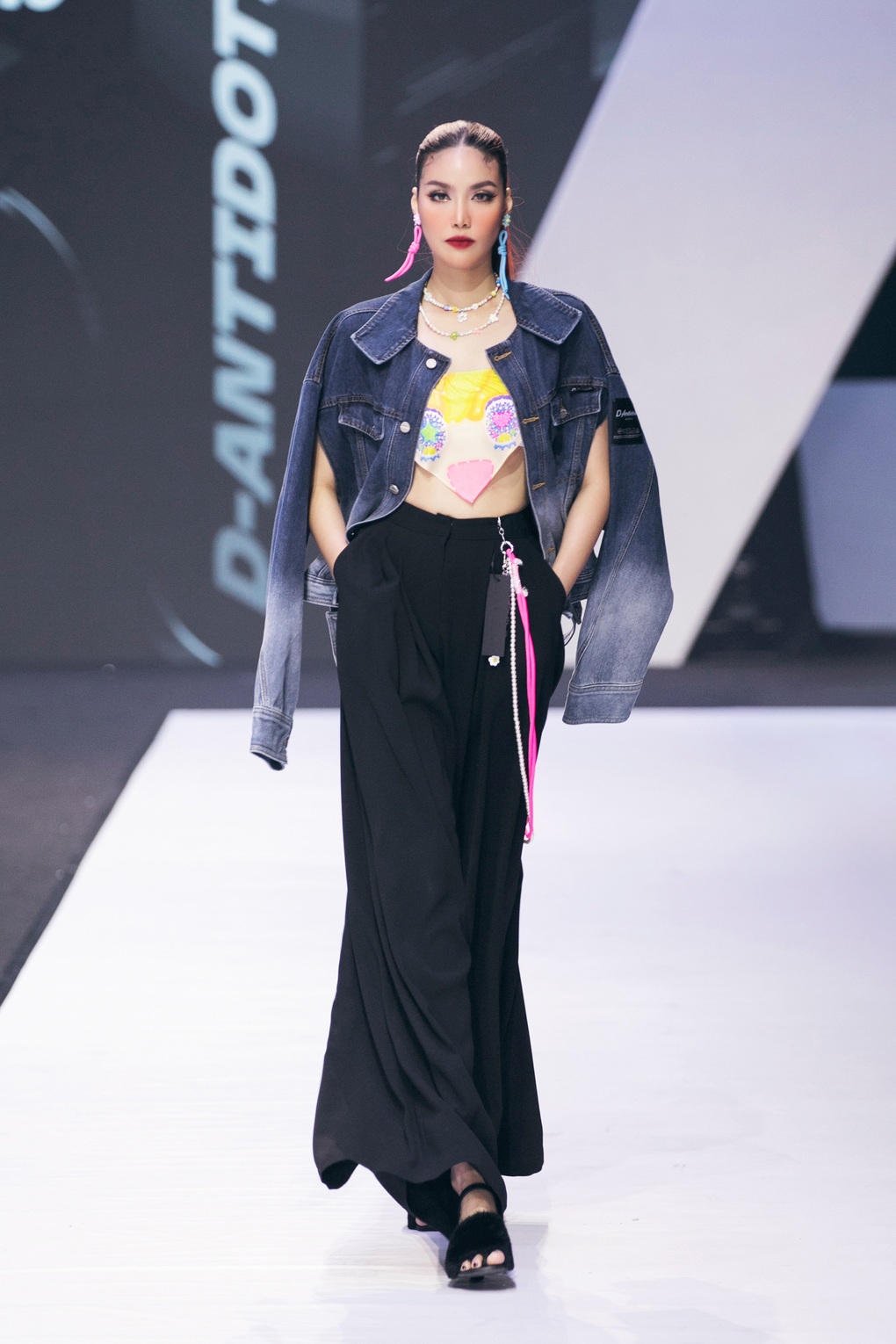 Thanh Hằng bị sốt vẫn catwalk thần thái, Lan Khuê đọ sắc với hoa hậu xứ Hàn - 4 Thanh Hằng bị sốt vẫn catwalk thần thái, Lan Khuê đọ sắc với hoa hậu xứ Hàn - 4