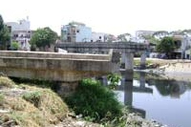 TPHCM: La liệt cầu “treo”