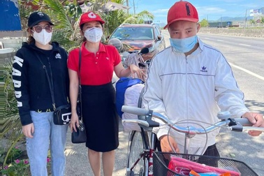 Người dân mua xe đạp tặng thanh niên định đi bộ trên 1.000 km về nhà