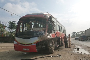 Xe khách đối đầu container, 25 hành khách hú vía