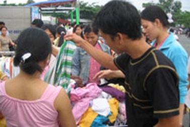 Công nhân hồ hởi cùng Phiên chợ vui