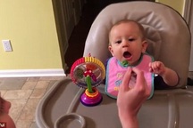 Phản ứng dễ thương của bé trong lần đầu ăn bông cải xanh