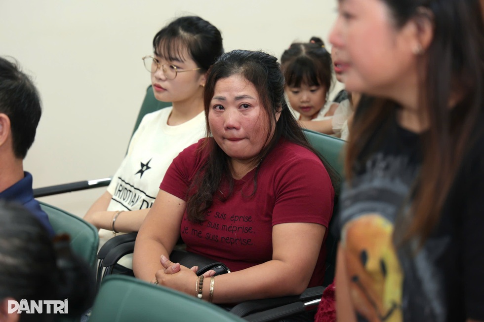 Cho con sang Pháp làm con nuôi, bố mẹ Việt vỡ oà ngày gặp lại sau 28 năm - 8 Cho con sang Pháp làm con nuôi, bố mẹ Việt vỡ oà ngày gặp lại sau 28 năm - 8