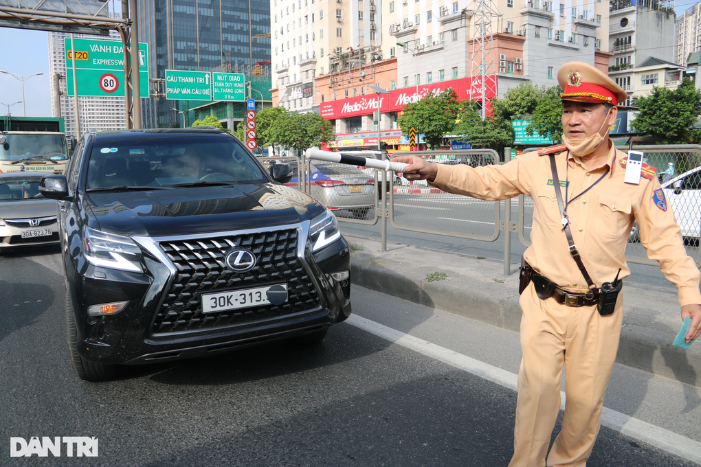 CSGT vừa đi qua, Lexus tạt ngay vào làn khẩn cấp đường Vành đai 3 - 5 CSGT vừa đi qua, Lexus tạt ngay vào làn khẩn cấp đường Vành đai 3 - 5