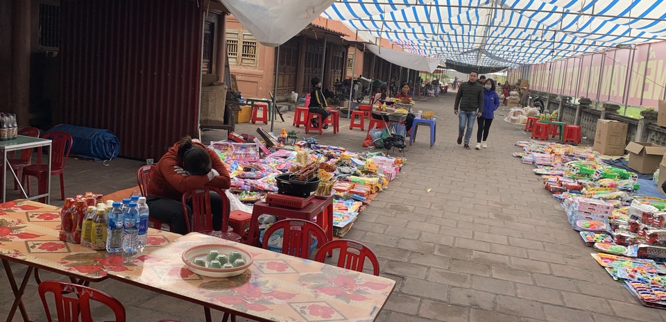 Dân buôn vừa bán hàng vừa ngủ gật, kinh tế Việt Nam ảm đạm vì corona - 2 Dân buôn vừa bán hàng vừa ngủ gật, kinh tế Việt Nam ảm đạm vì corona - 2