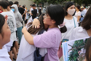 Những hình ảnh rung động lòng người trong kỳ thi vào lớp 10 ở Hà Nội