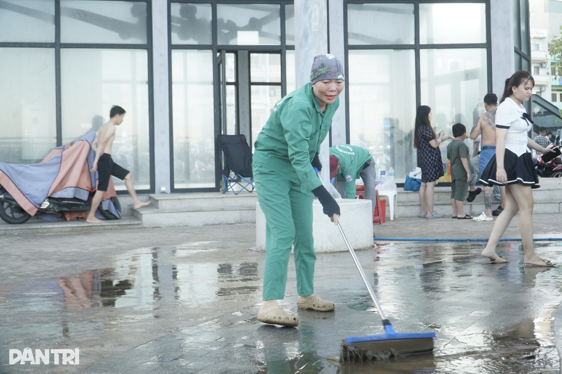 Ngày đầu kỳ nghỉ 30/4, biển Vũng Tàu chật kín với 70.000 lượt khách - 9