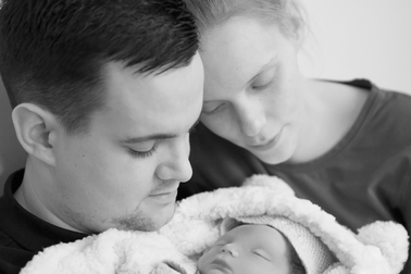 Cảm động bộ ảnh các gia đình Anh cùng con mới sinh xấu số