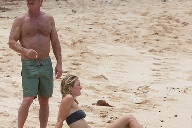 Nam diễn viên U60 đi nghỉ mát cùng bạn gái kém 32 tuổi