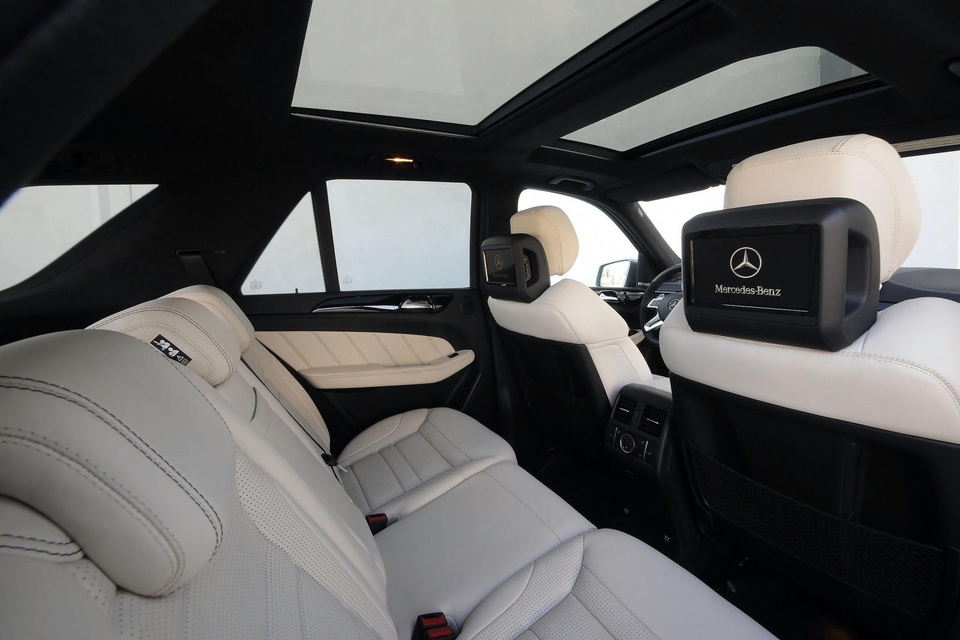 Cửa nóc xe Mercedes-Benz nổ tung dưới trời nắng, chủ xe khởi kiện - 2 Cửa nóc xe Mercedes-Benz nổ tung dưới trời nắng, chủ xe khởi kiện - 2