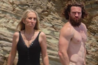 Nữ đạo diễn hơn chồng 23 tuổi thu hút ánh nhìn ngoài bãi biển