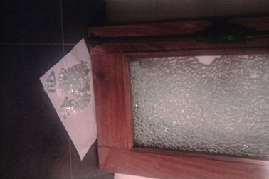 Đang chơi trong nhà, 2 cháu bé bị bắn thoát chết trong gang tấc