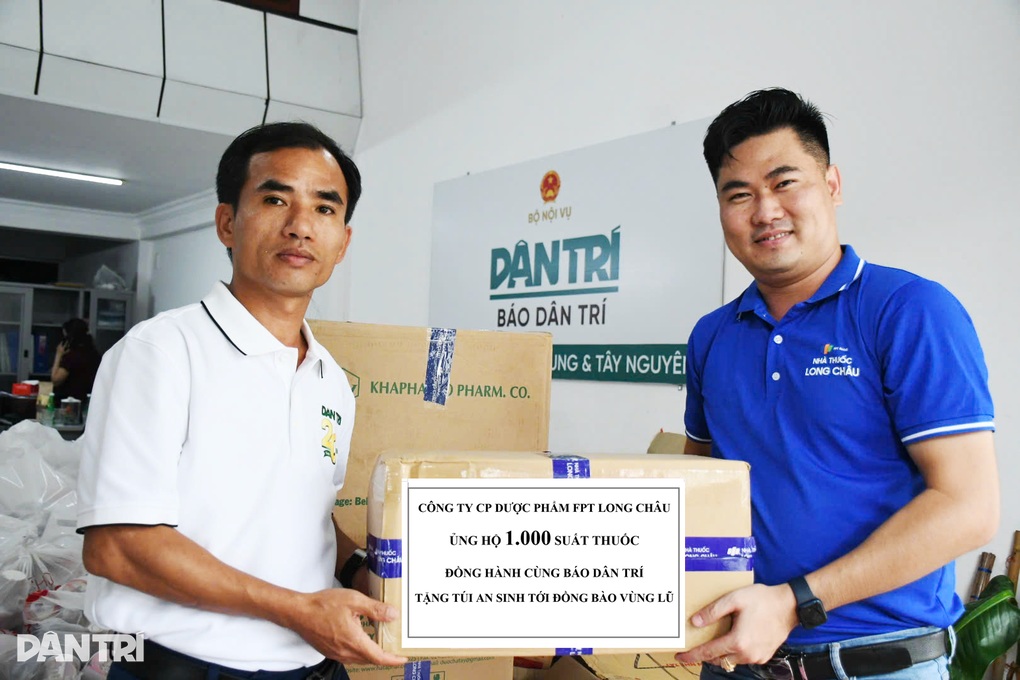 Dược phẩm Long Châu cùng báo Dân trí hỗ trợ thuốc tới bà con vùng lũ - 3 Dược phẩm Long Châu cùng báo Dân trí hỗ trợ thuốc tới bà con vùng lũ - 3