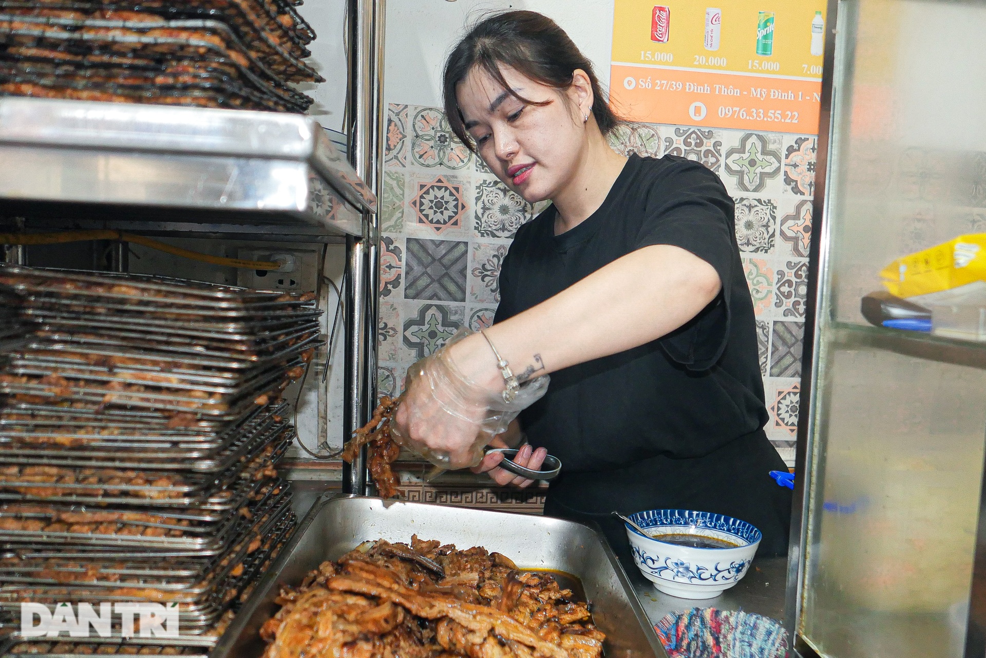 Bun Cha restaurant in a crowded alley, selling 600 servings/day in Hanoi - 2